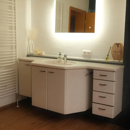 Zum Waldrand בית הארחה