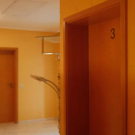 Zum Waldrand בית הארחה *